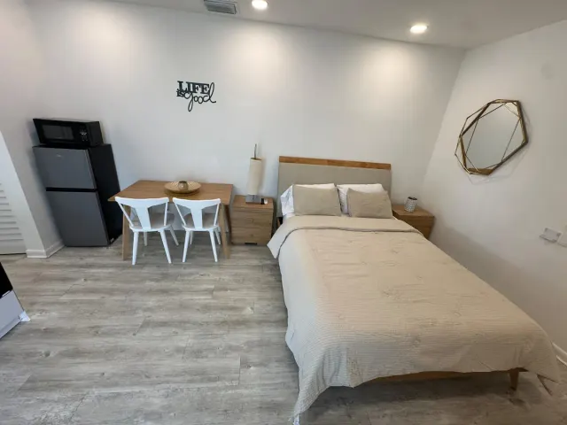BookNoFees: vakantiehuis in Cutler Bay, Verenigde Staten – Studio met slaapkamer, voorzien van een tweepersoonsbed, een eettafel en een minikoelkast