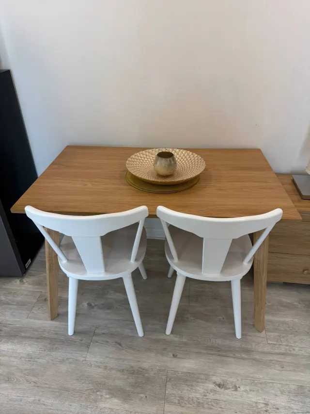 BookNoFees: vakantiehuis in Cutler Bay, Verenigde Staten – Eethoek met een houten tafel, twee witte stoelen en een decoratief tafelstuk