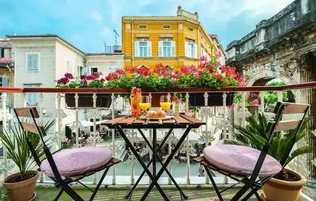 BookNoFees: vakantiehuis in Pula – Porta Aurea! Romantisch balkon met een prachtig uitzicht