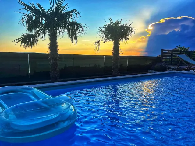 BookNoFees: Villa met een eigen zoutwaterzwembad en uitzicht op zee – Crikvenica, Selse