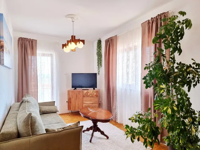 BookNoFees: Rustig appartement met balkon en gemeenschappelijk zwembad – Okrug Gornji