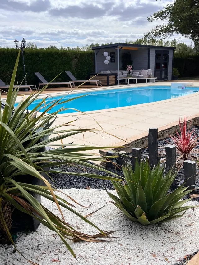 BookNoFees: Charmante vakantiewoning met privézwembad en paillote – Gennes-Val-De-Loire