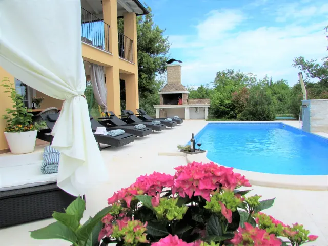 BookNoFees: Villa Ari met zwembad, whirlpool en sauna – Rakalj