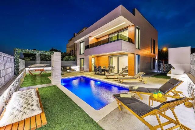 BookNoFees: vakantiehuis in Kastel Stafilic – Moderne villa met zwembad en ruim terras