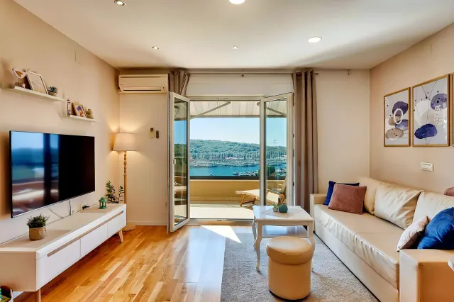 BookNoFees: vakantiehuis in Pula – Appartement Sanja met uitzicht op zee en twee slaapkamers in Pula
