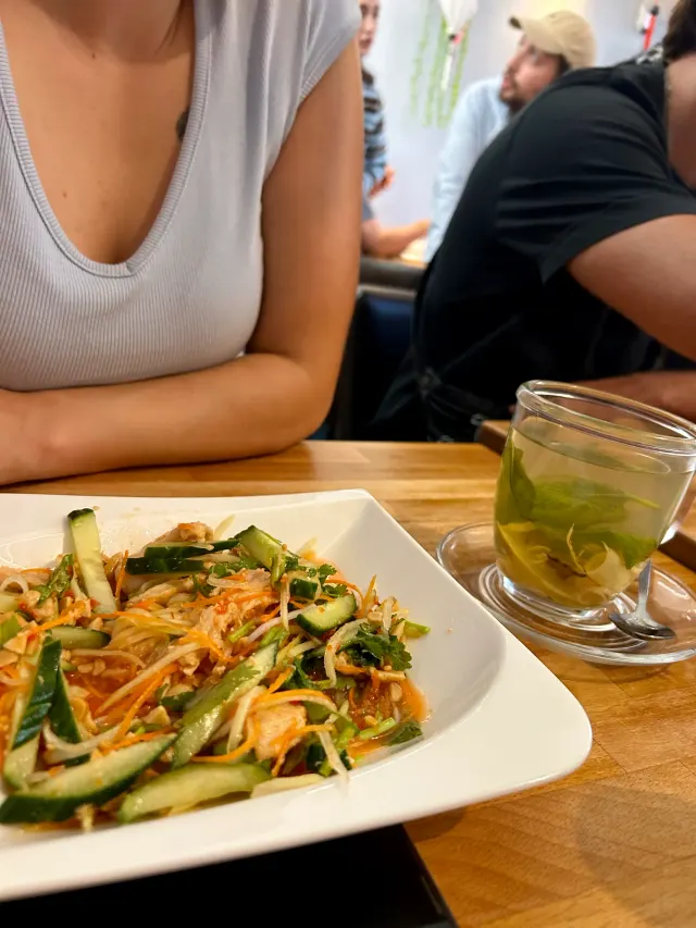BookNoFees: Snackbar – Good morning Vietnam – Aachen – Restaurant met een gerecht van noedels en groenten, een glas ijsthee, foto 5