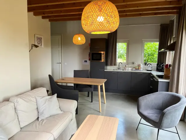 BookNoFees: Sfeervol tiny house met terras en tuin – Schoondijke