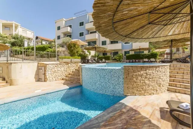 BookNoFees: Rustig vakantieappartement met uitzicht op zee en zwembad – Slatine