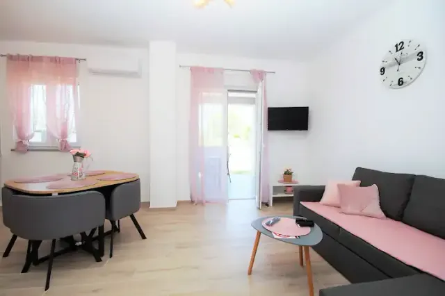 BookNoFees: vakantiehuis in Fažana – Manu B – Appartement op de begane grond met parkeerplaats en vlak bij het strand