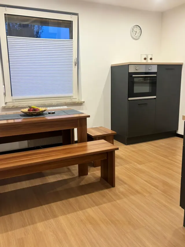 BookNoFees: Moderne woning op de begane grond met tuin en barbecue – Bodenwerder