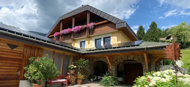 BookNoFees: Stijlvol appartement met tuin en open haard – St. Michael Im Lungau