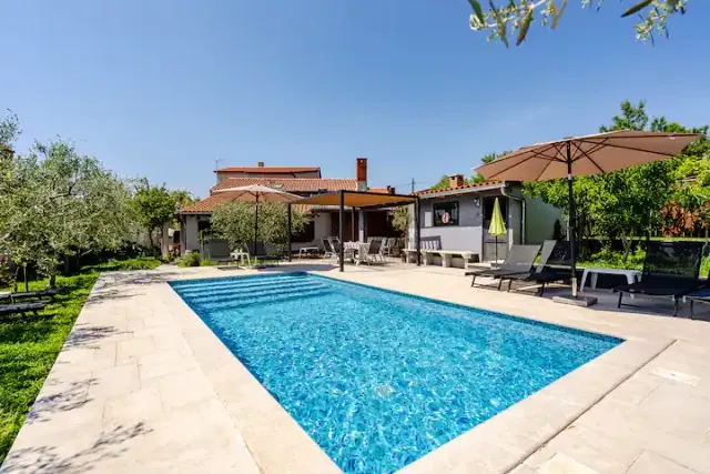 BookNoFees: vakantiehuis in Pula – Ruim appartement Meme 1 met zwembad in Pula