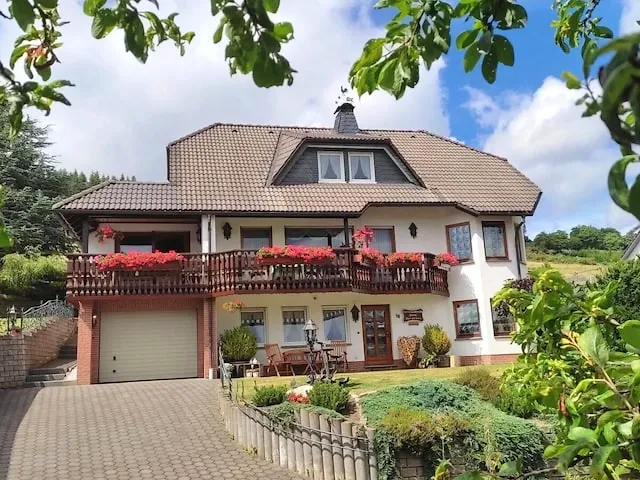 BookNoFees: vakantiehuis in Winterberg – Rustig vakantieappartement aan de rand van het bos met eigen terras