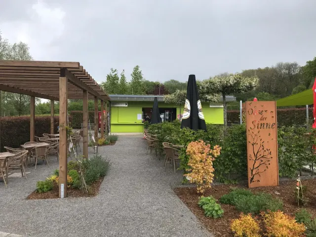 BookNoFees: Snackbar – Flora — Essbar im Park – Hemer – Flora — Eetbaar in het park, foto 2