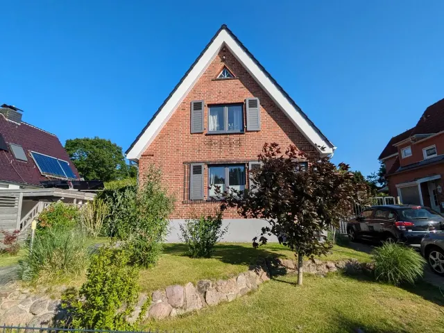 BookNoFees: Ruime twee-onder-een-kapwoning met een rustige uitstraling – Lübeck