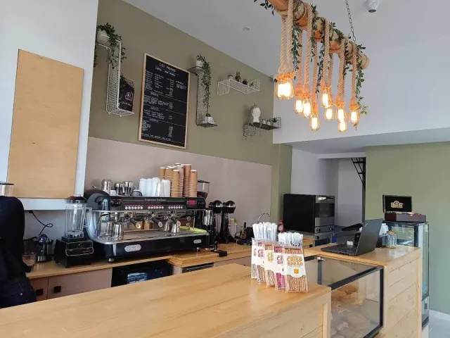 BookNoFees: Café – Los Primos – Athens – De neven en nichten, foto 3