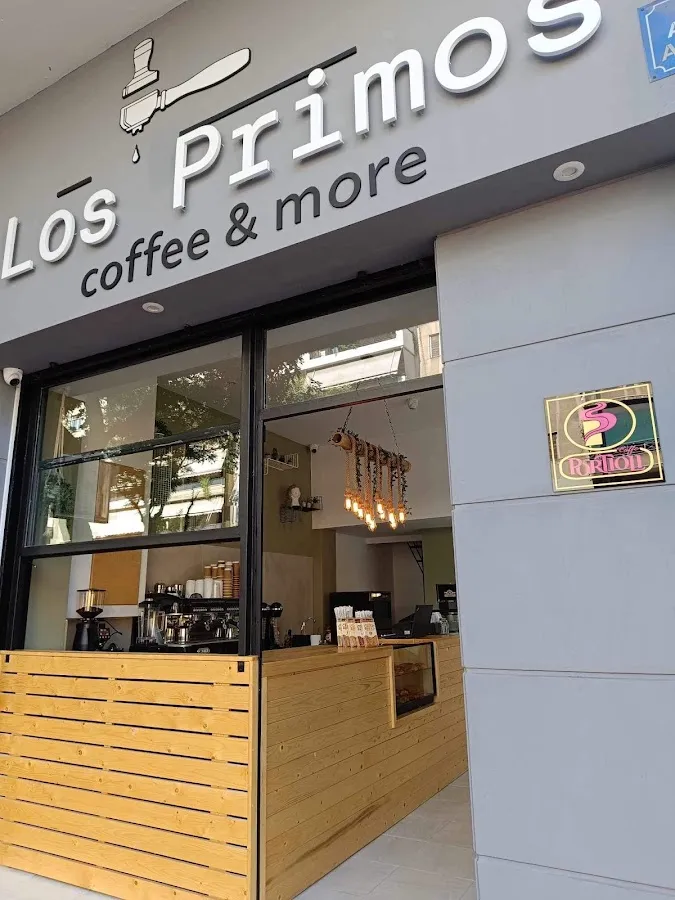 BookNoFees: Café – Los Primos – Athens – De neven en nichten, foto 1