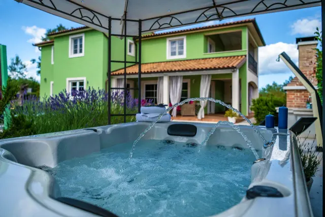 BookNoFees: Villa Branka met zwembad, bubbelbad en speeltuin – Rakalj