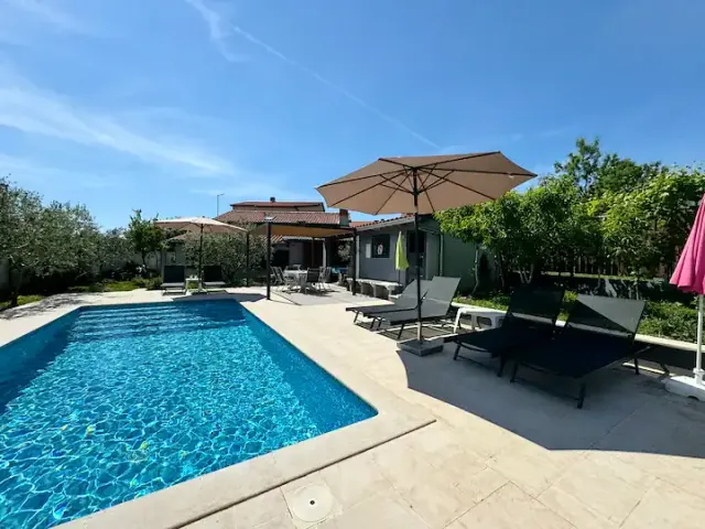 BookNoFees: vakantiehuis in Pula – Meme 3 - Vier-sterrenappartement met fitnessruimte en zwembad