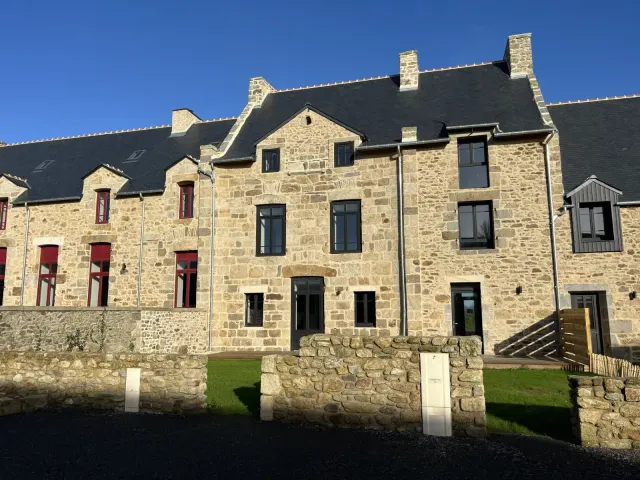 BookNoFees: Stijlvolle stenen woning met tuin en EV-laadpunt – Saint Malo