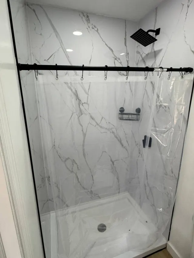 BookNoFees: vakantiehuis in Cutler Bay, Verenigde Staten – Douche met tegels met marmerpatroon en zwarte sanitaironderdelen