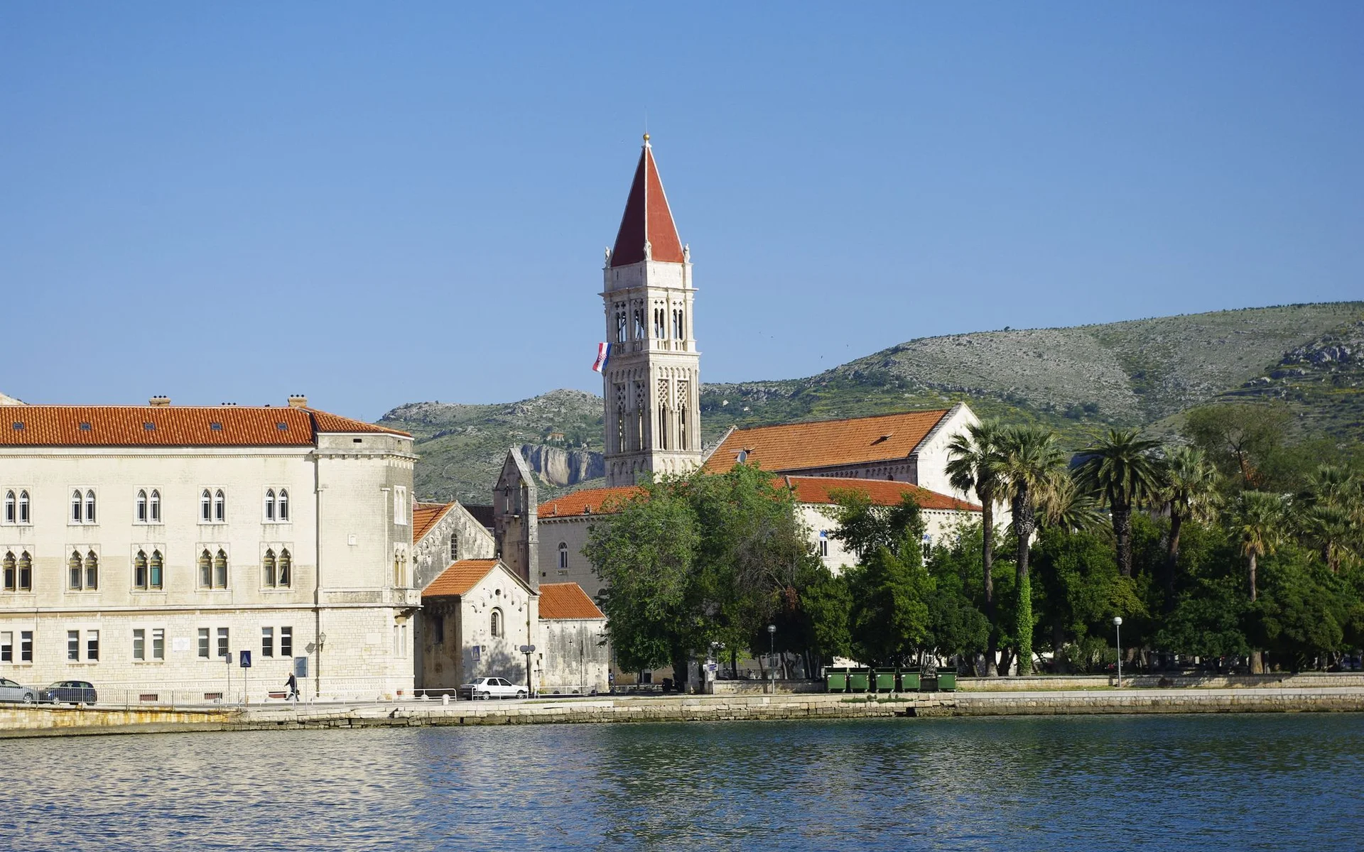 Waterpromenade van Trogir met historische kerktoren