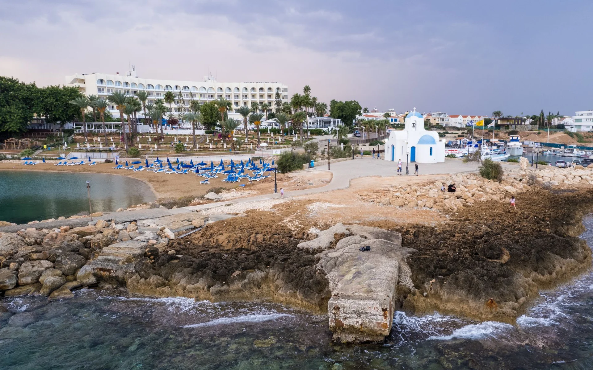 Kerk en kust in Pernera op Cyprus