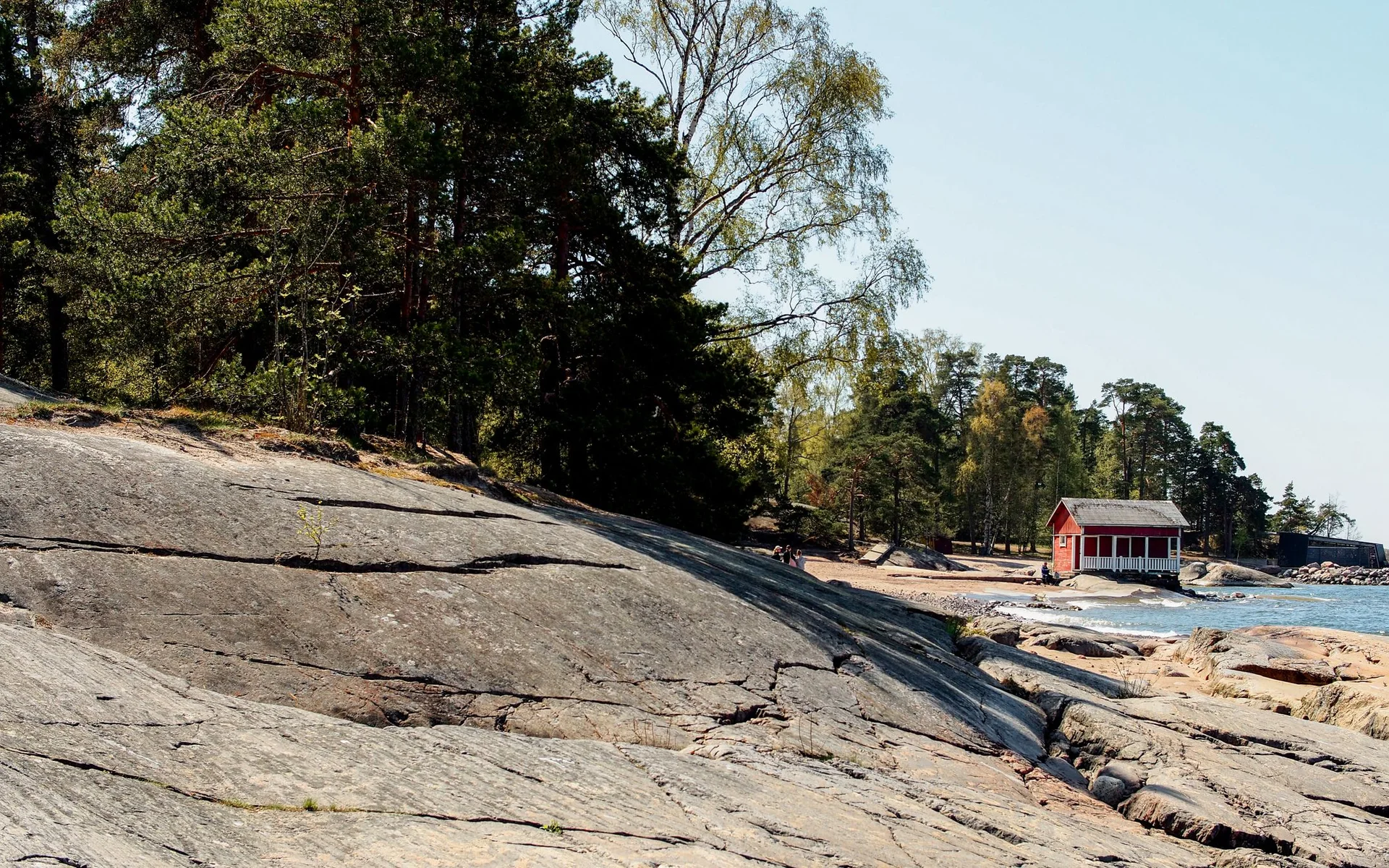 Rode hut aan de rotsachtige kust van Helsinki