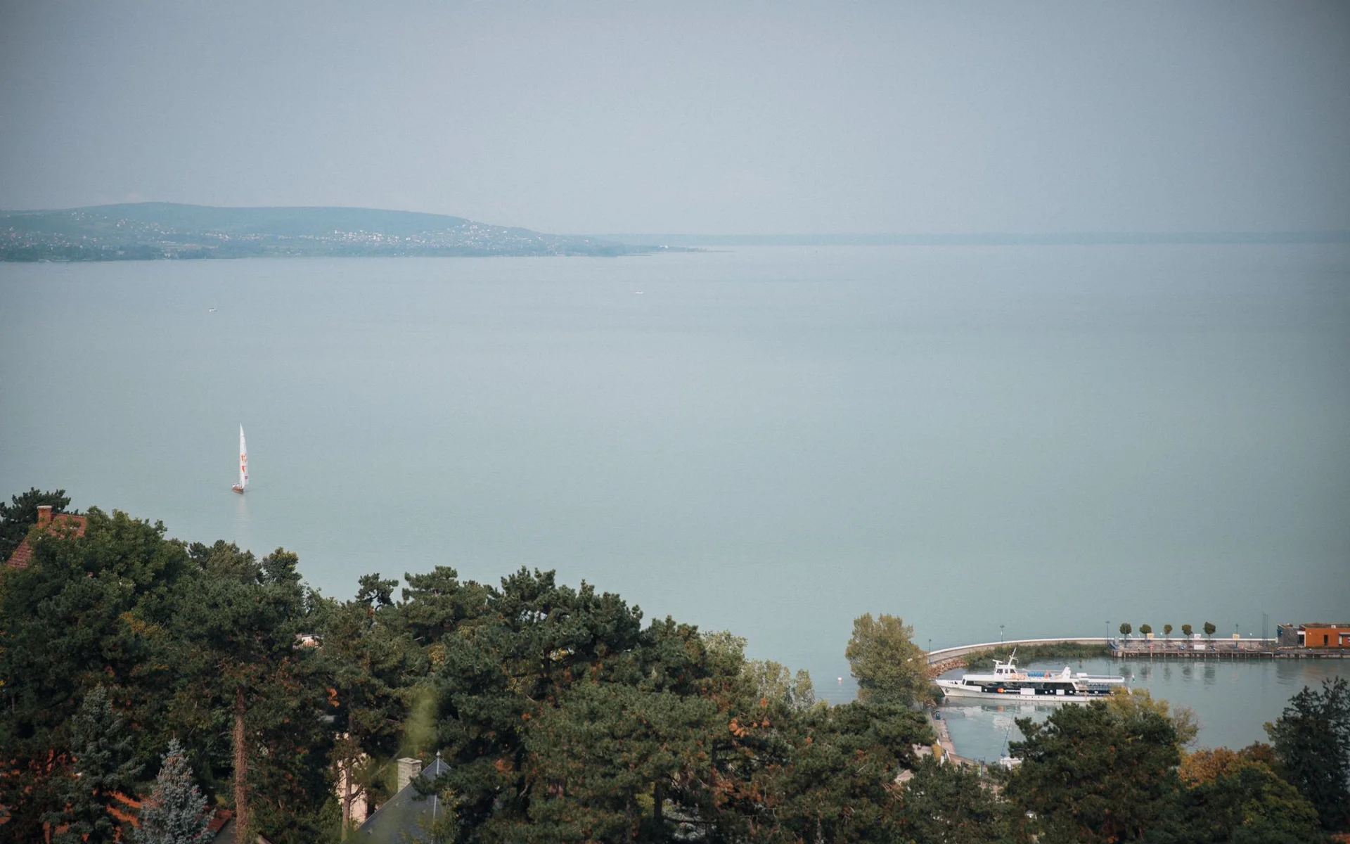 Uitzicht vanuit Tihany over het Balatonmeer