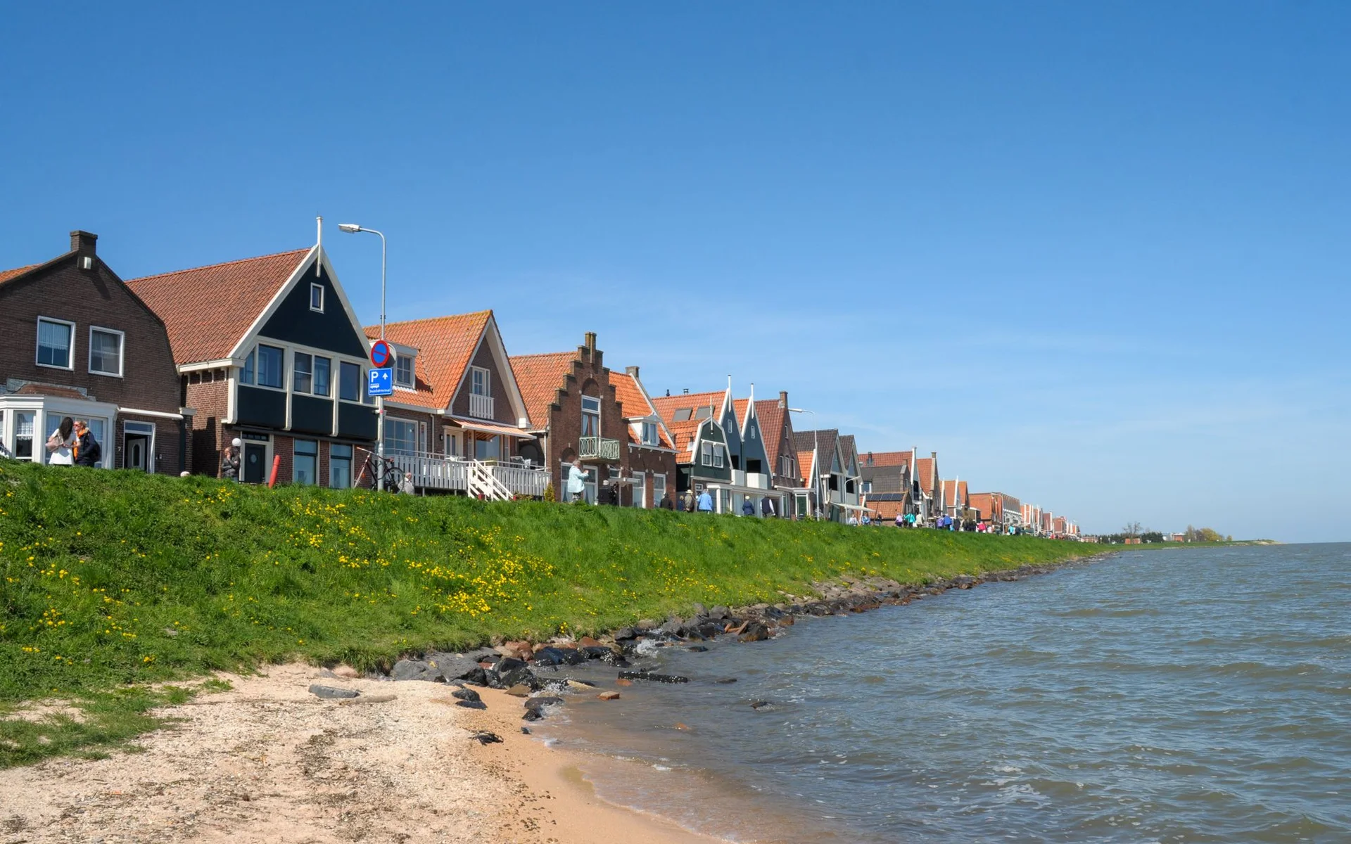 Historische huizen aan de oever van Volendam