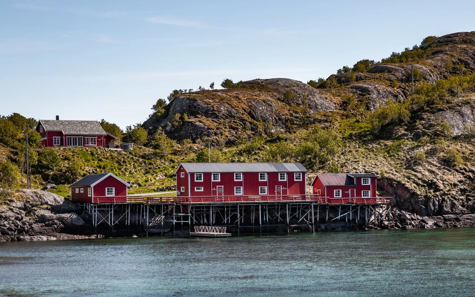 Rode huizen aan het water in Nordland, Noorwegen