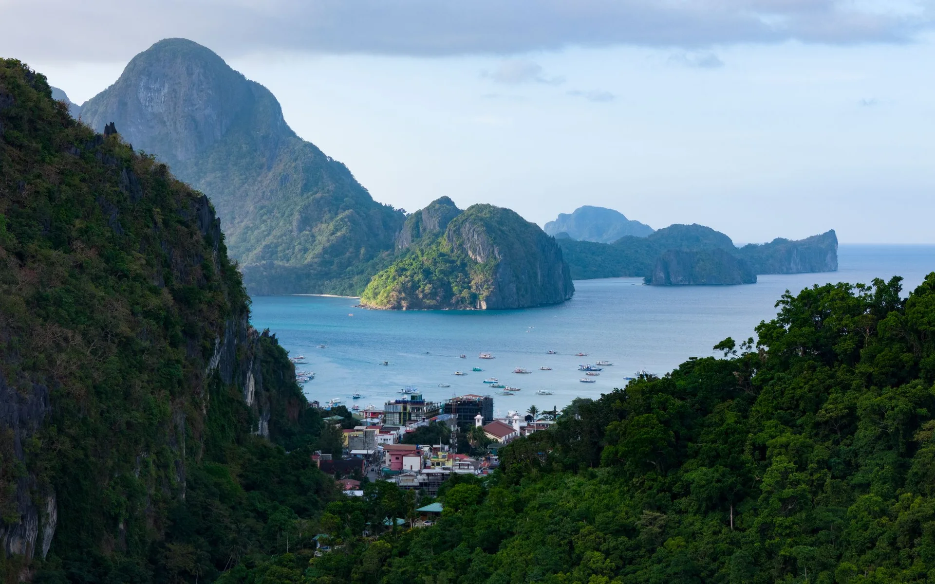 Groene eilanden en een blauwe zee bij El Nido op Palawan