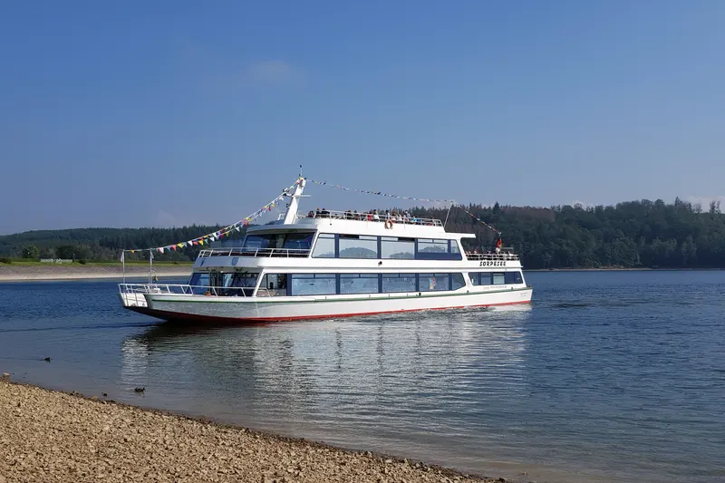 De passagiersboot MS Sorpesee op het meer bij Sundern, met bos aan de overkant