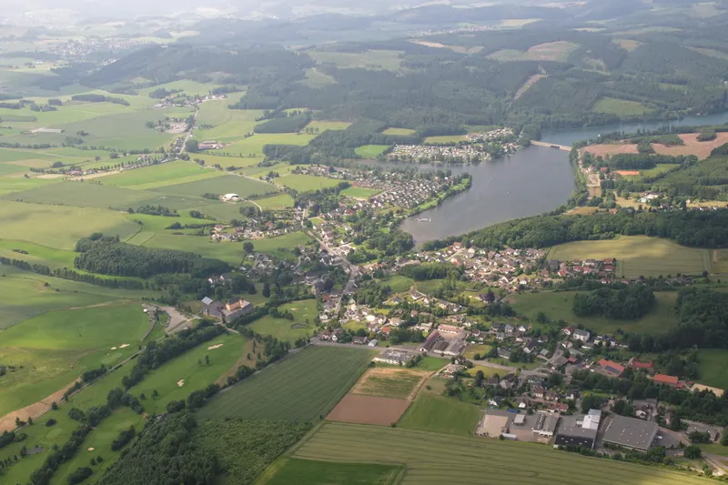 De Sorpesee vanuit de lucht, met het dorp Amecke aan de oostelijke oever en de beboste heuvels van het Sauerland eromheen