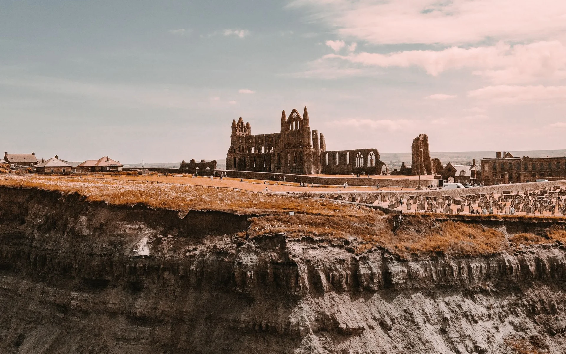 De ruïnes van Whitby Abbey boven de Engelse kust