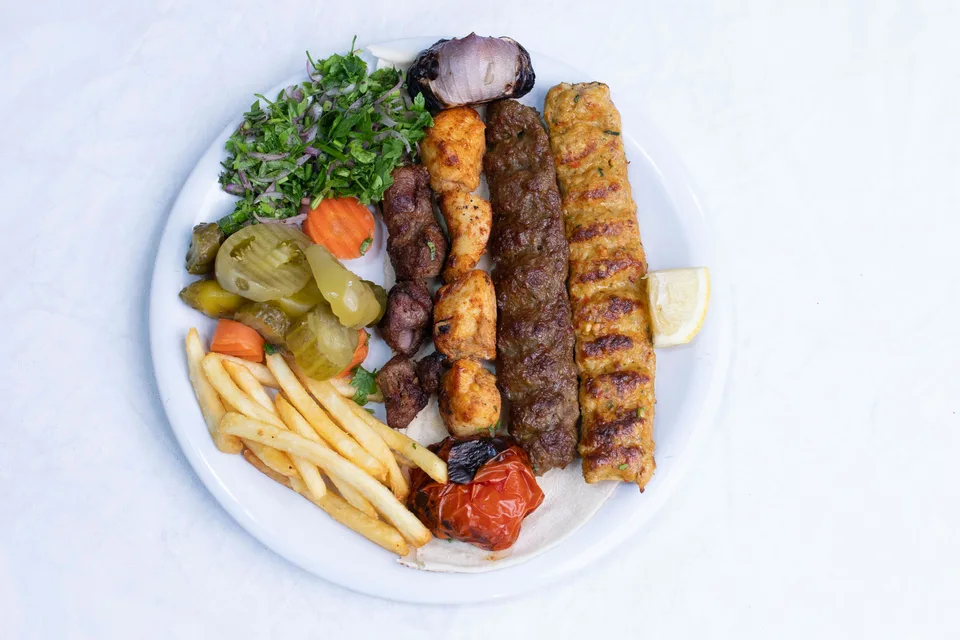 BookNoFees: Voorbeeldfoto: Gegrilde kebabs geserveerd met salade en frietjes