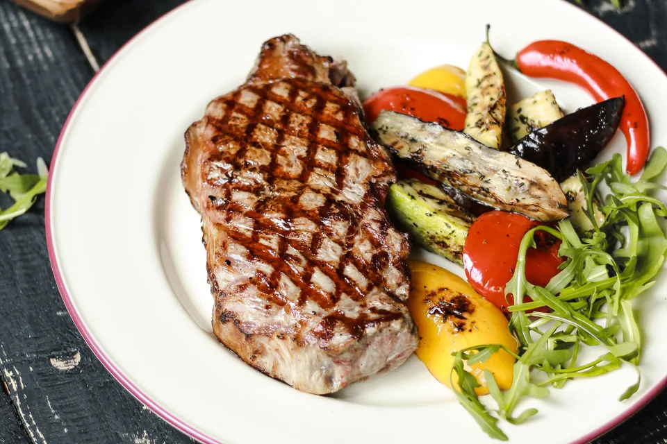 Voorbeeldfoto: Gegrilde steak geserveerd met groenten
