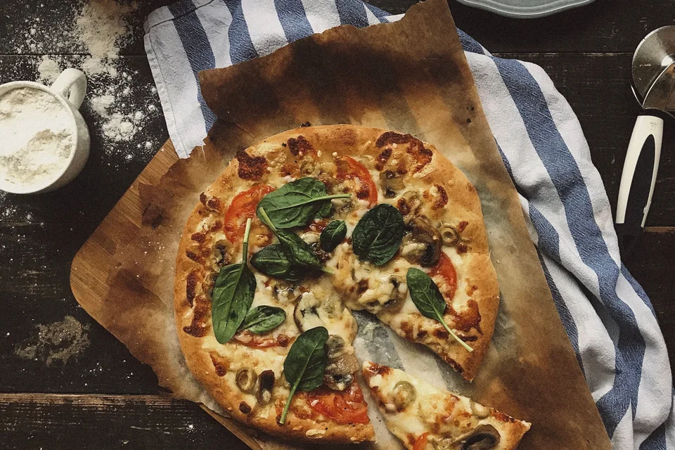 BookNoFees: Voorbeeldfoto: Pizza met champignons en spinazie