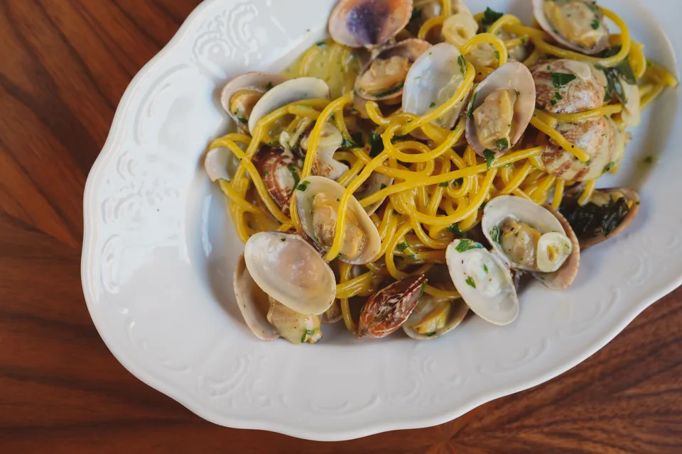 BookNoFees: Voorbeeldfoto: Spaghetti met venusschelpen op een wit bord