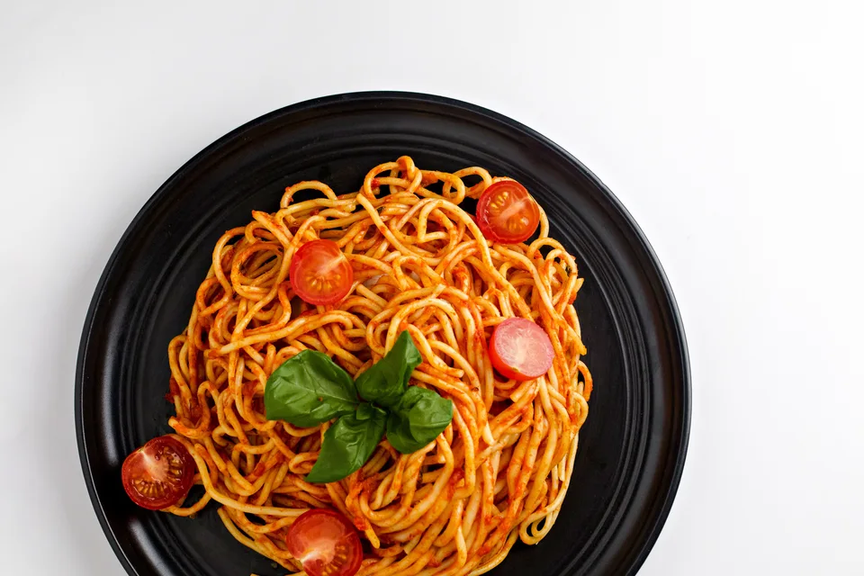 Voorbeeldfoto: Spaghetti met tomatensaus en basilicum