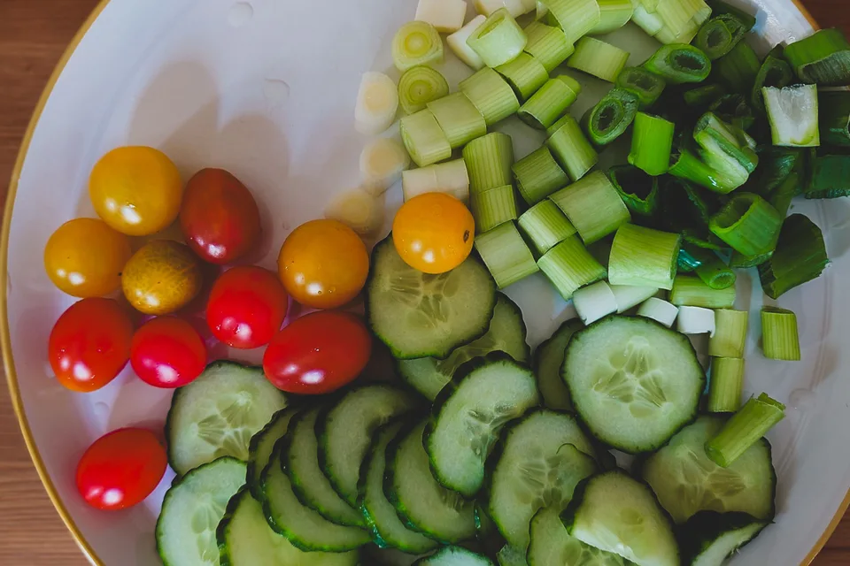 BookNoFees: Voorbeeldfoto: Groentesalade met komkommer, tomaten en bosui